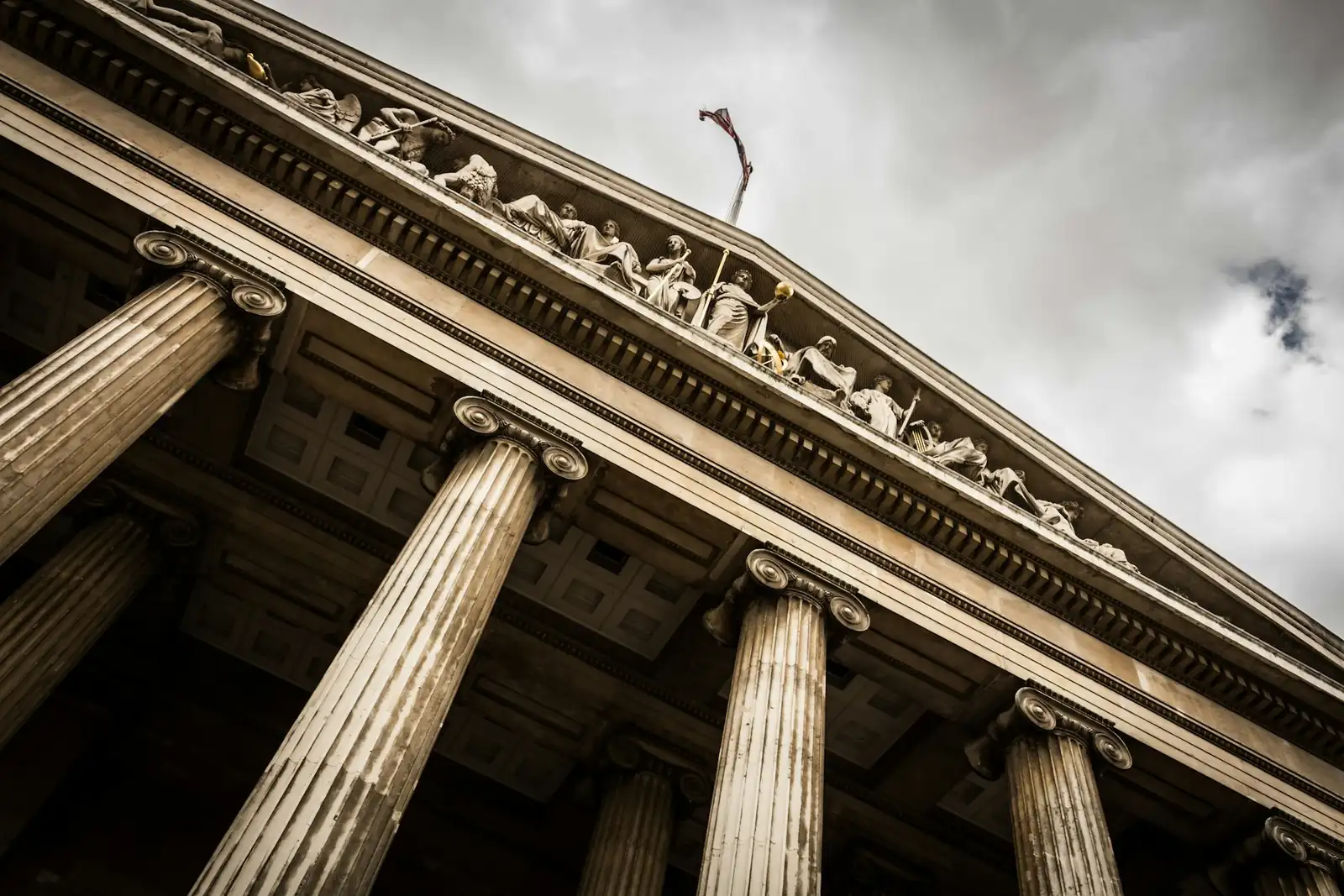 Columnas de un edificio de justicia